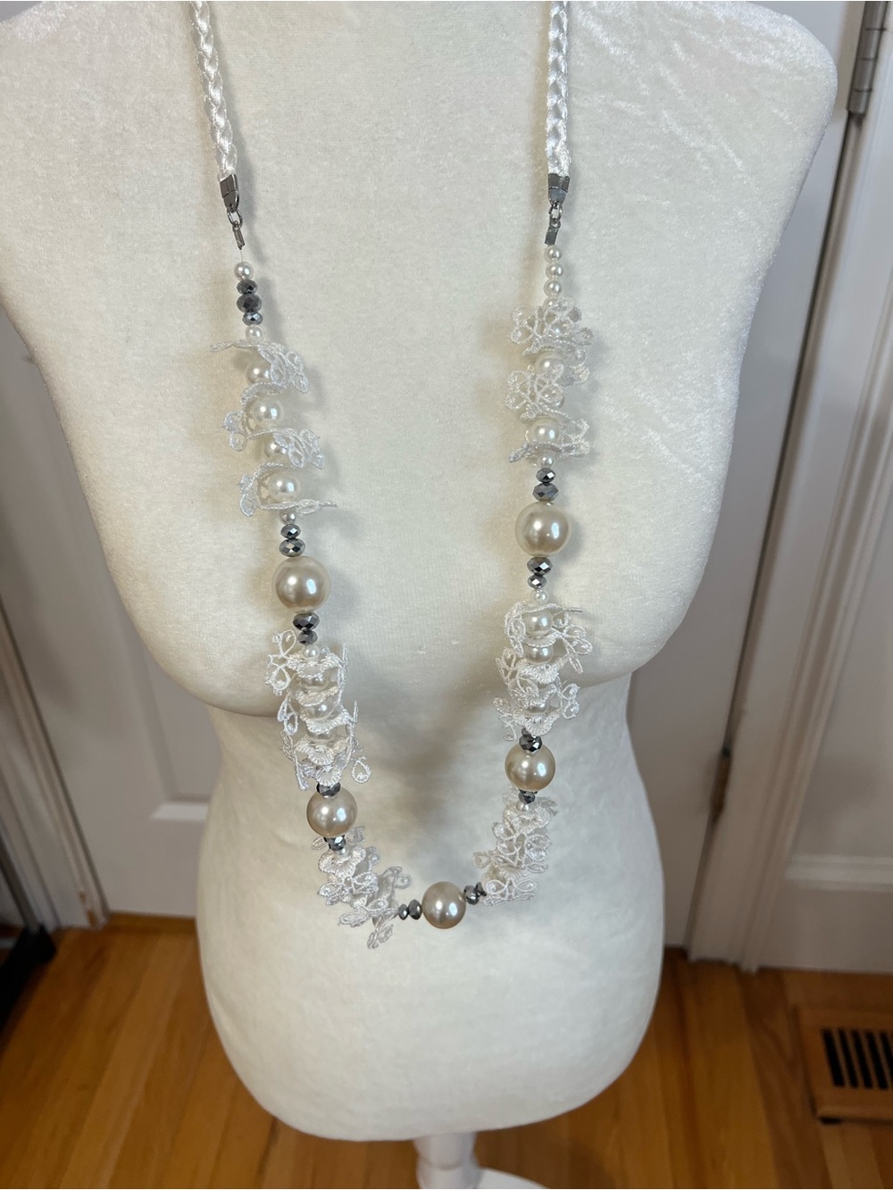 Elegant White Pearl and Lace Beaded Necklace